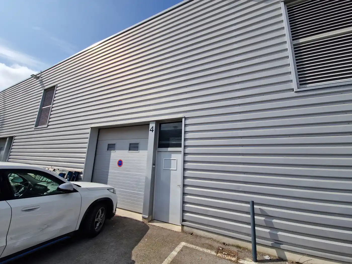 Façade du local Camargue 4 (lot 4), bardage gris, zone Garosud Montpellier