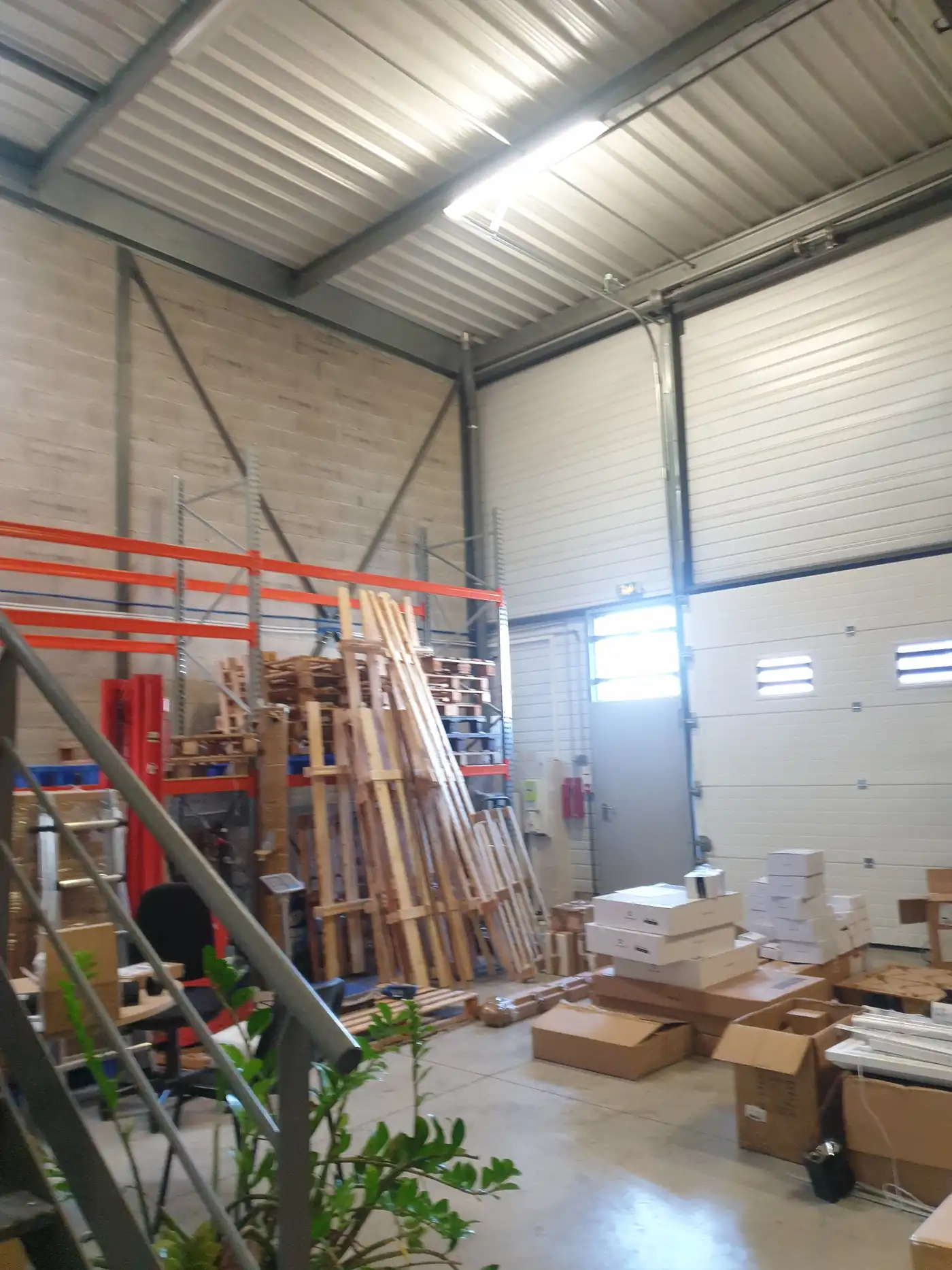 Local d'activité de grande hauteur avec porte sectionnelle, Camargue 4 Garosud Montpellier