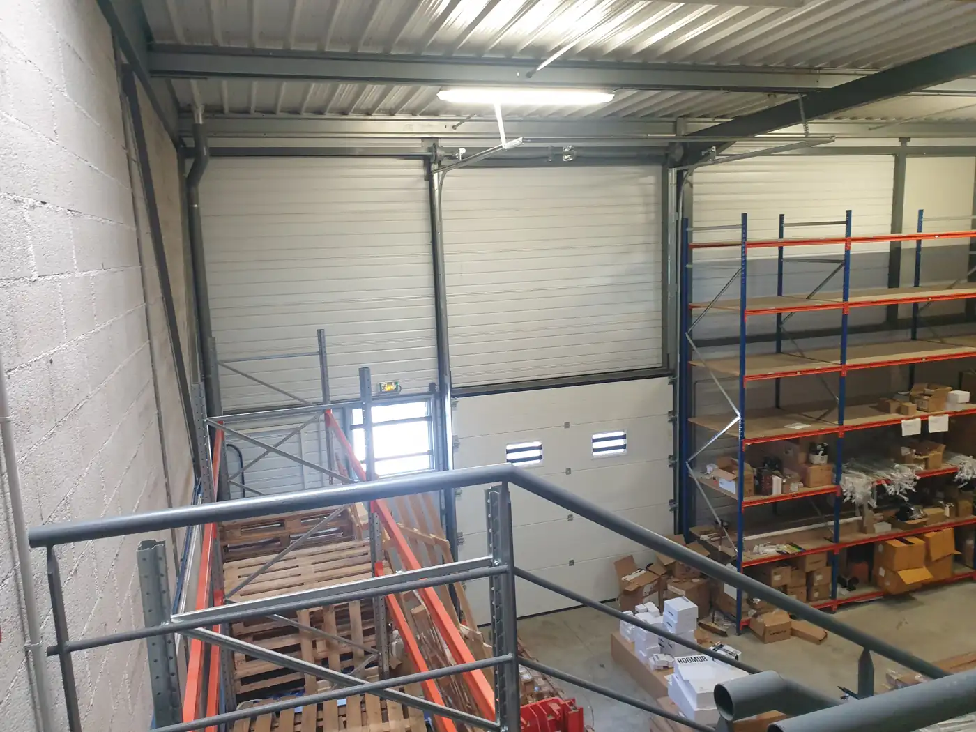 Mezzanine avec rayonnage de stockage, local Camargue 4, Garosud Montpellier
