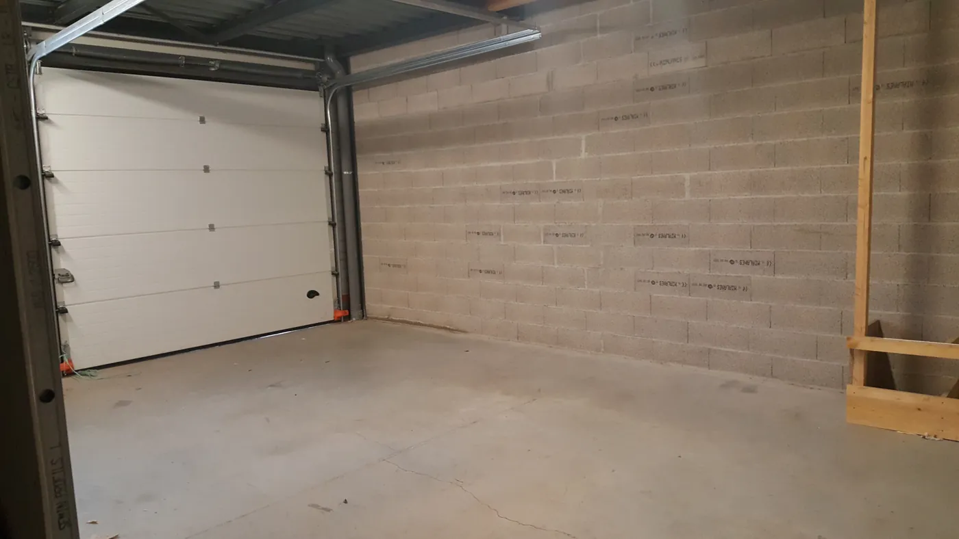 Local d'activité G1-68 de 68 m² avec porte sectionnelle, parc Garosud Montpellier