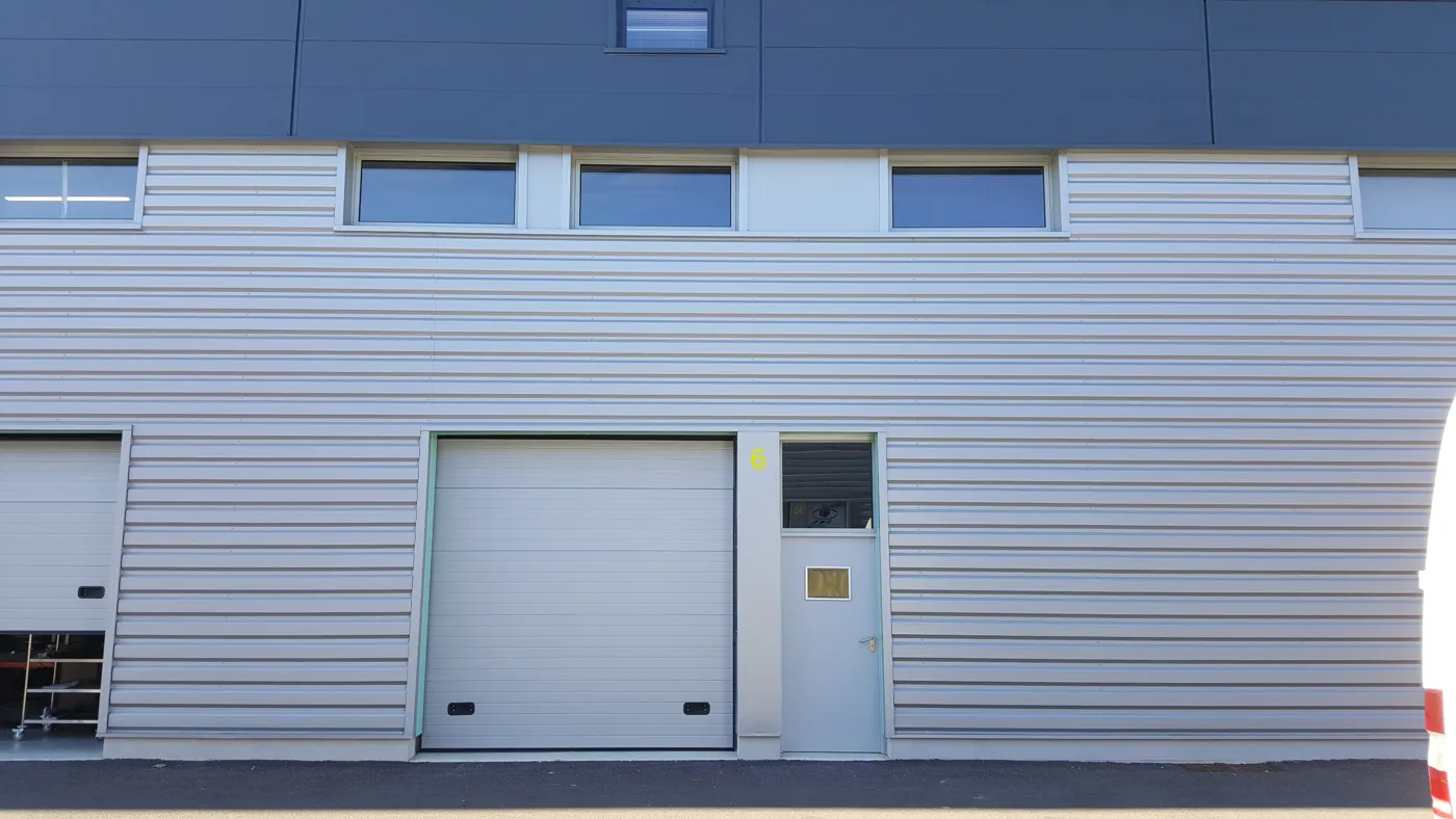 Façade du local G2-102, porte sectionnelle, Garosud Montpellier