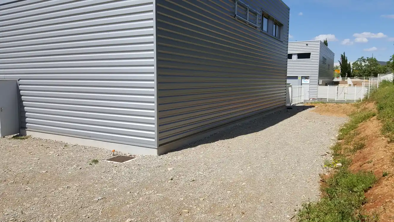 Cours extérieure privative de 193 m² du local G2-33, Garosud Montpellier