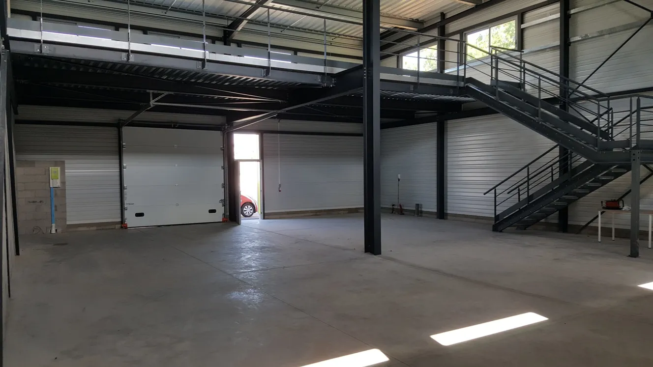 Local d'activité et stockage G2-33 de 273 m², porte sectionnelle 3x3 m et mezzanine, Garosud Montpellier