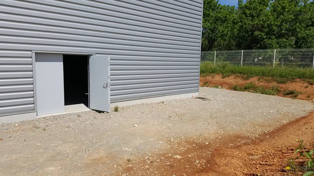 Porte donnant sur la cours privative extérieure, local G2-33, Garosud Montpellier