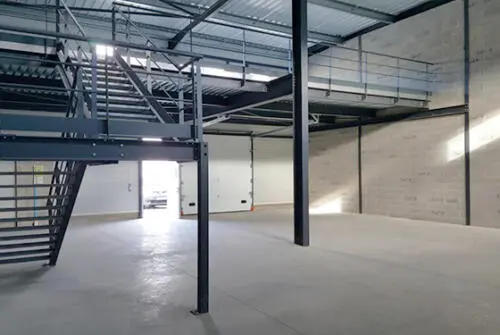 Intérieur local activité Garosud — mezzanine et hauteur 7 m